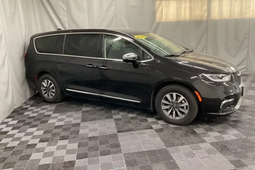 2023 Chrysler Pacifica Hybrid Limited photo 1