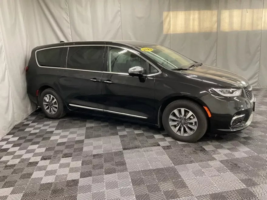 2023 Chrysler Pacifica Hybrid Limited photo 1