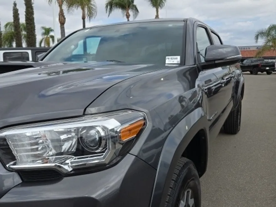 2017 Toyota Tacoma SR5 photo 1