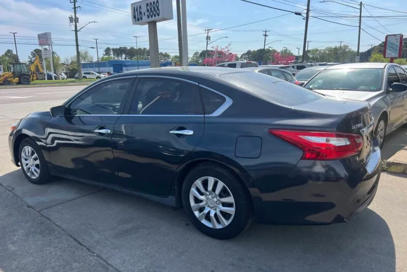 2017 Nissan Altima 2.5 SV photo 1