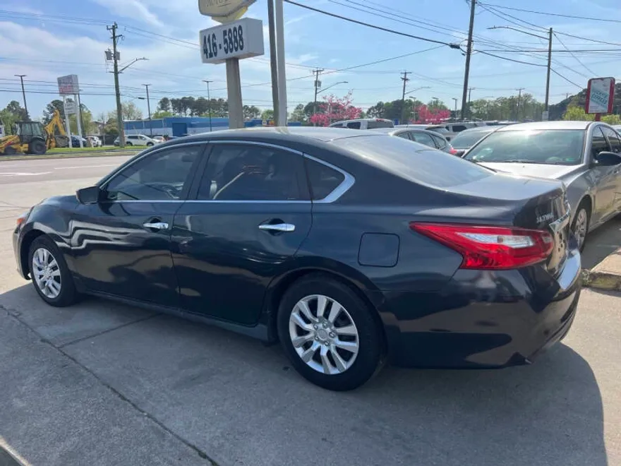 2017 Nissan Altima 2.5 SV photo 1