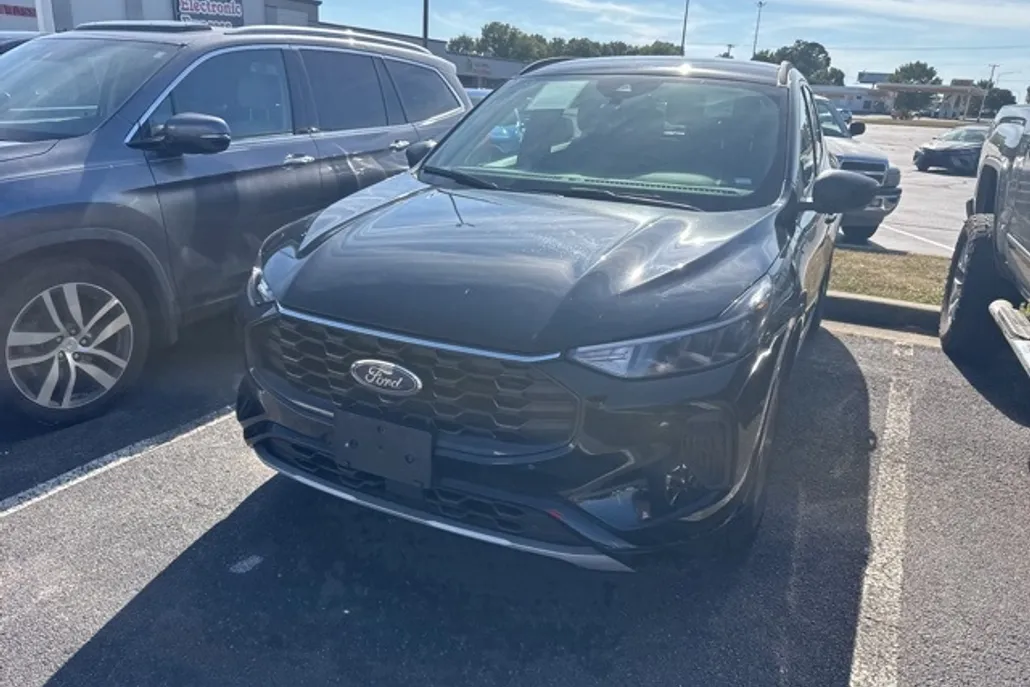 2023 Ford Escape ST-Line photo 1