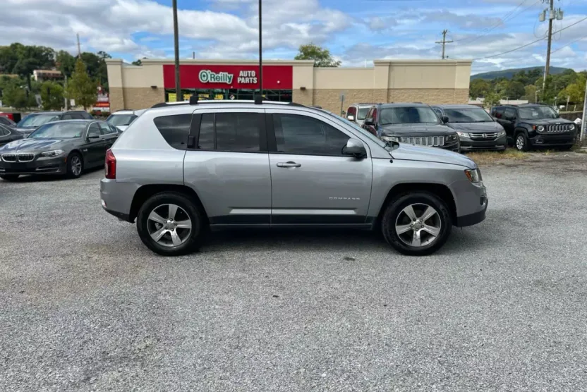 2016 Jeep Compass Latitude photo 1