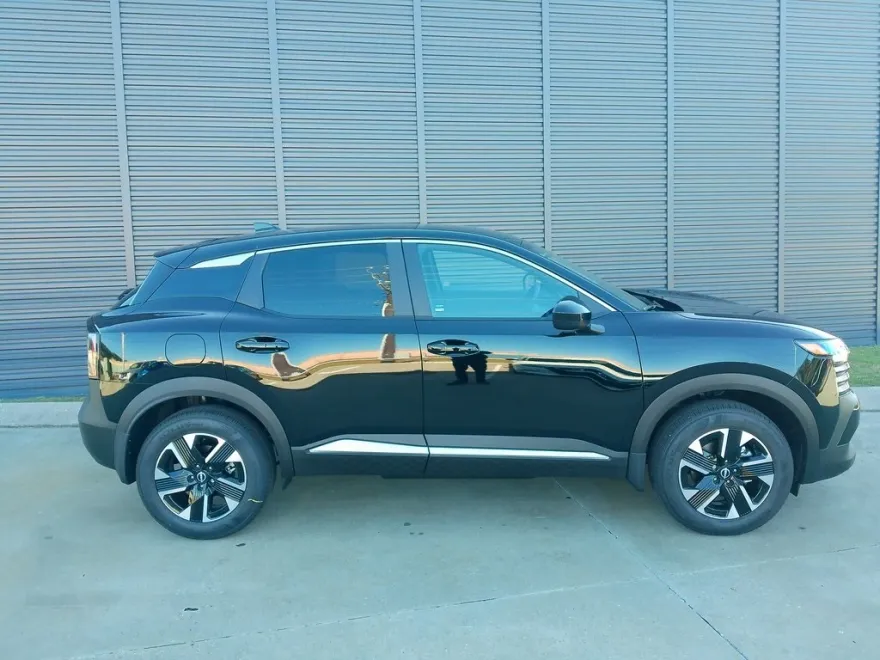 2025 Nissan Kicks SV photo 1