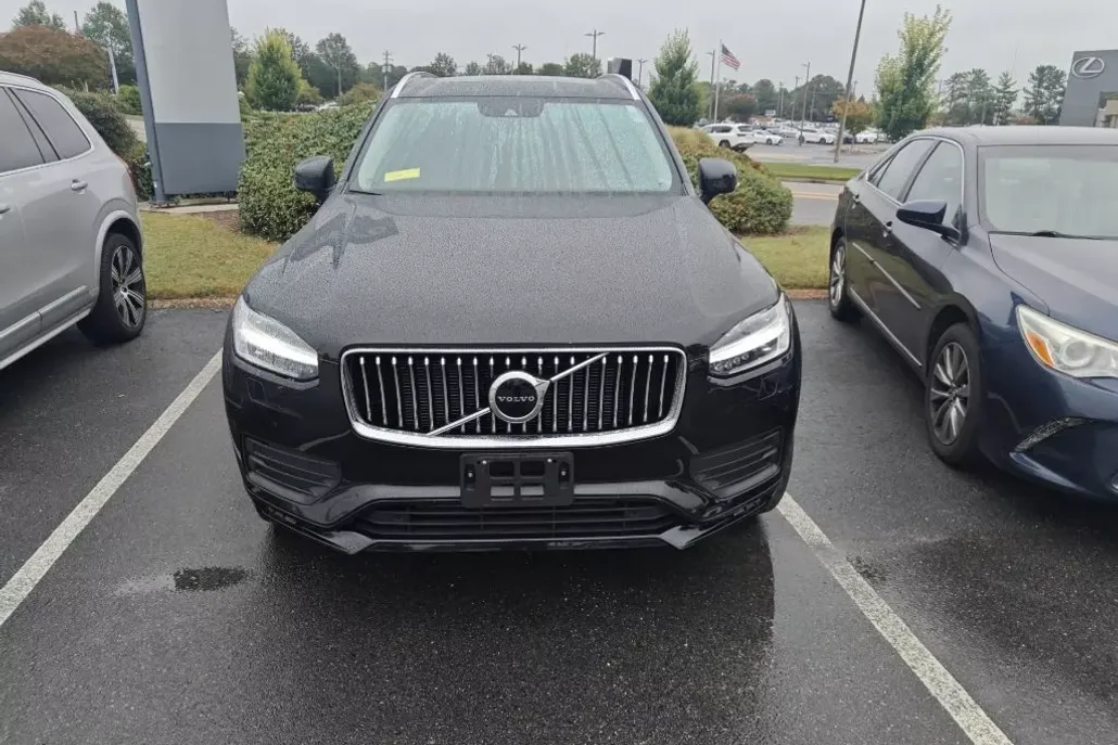 2022 Volvo XC90 T6 Momentum photo 1