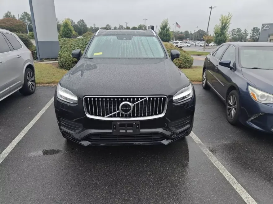 2022 Volvo XC90 T6 Momentum photo 1