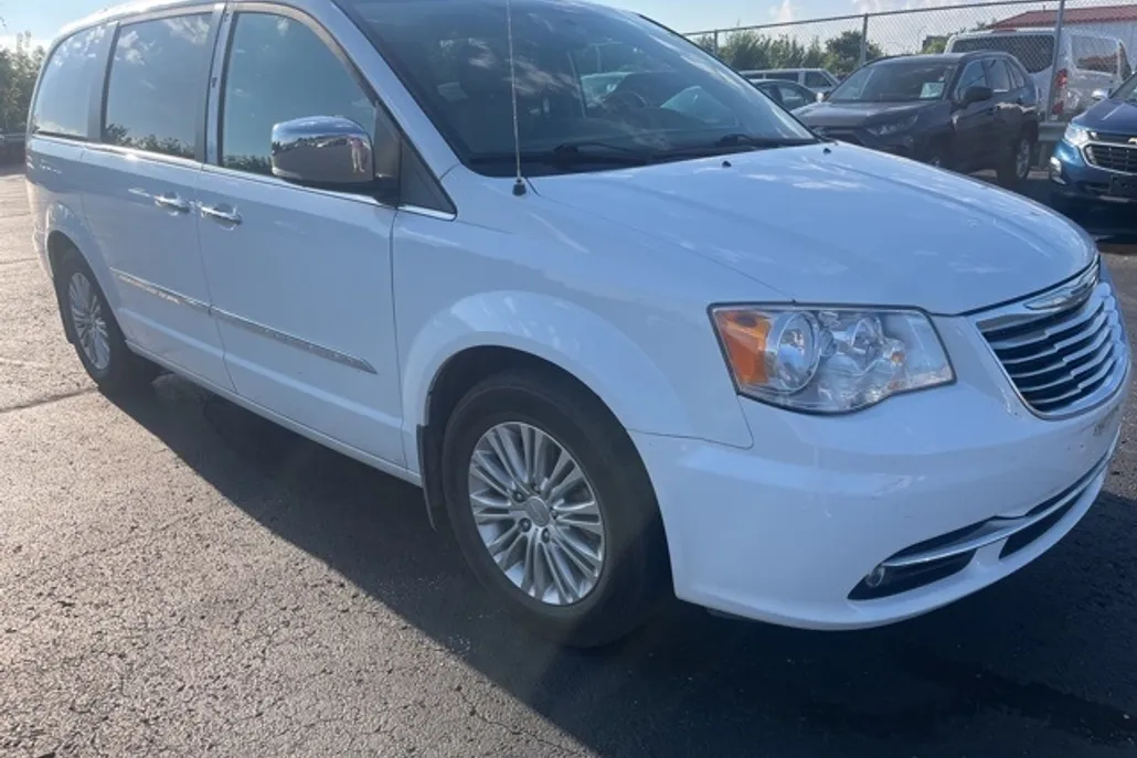 2015 Chrysler Town & Country photo 1
