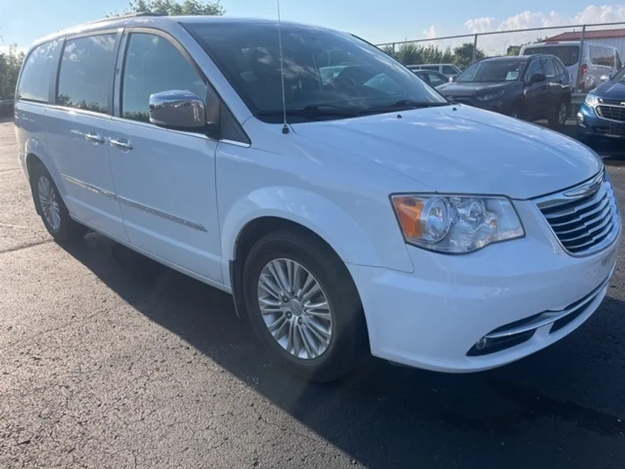 2015 Chrysler Town & Country photo 1