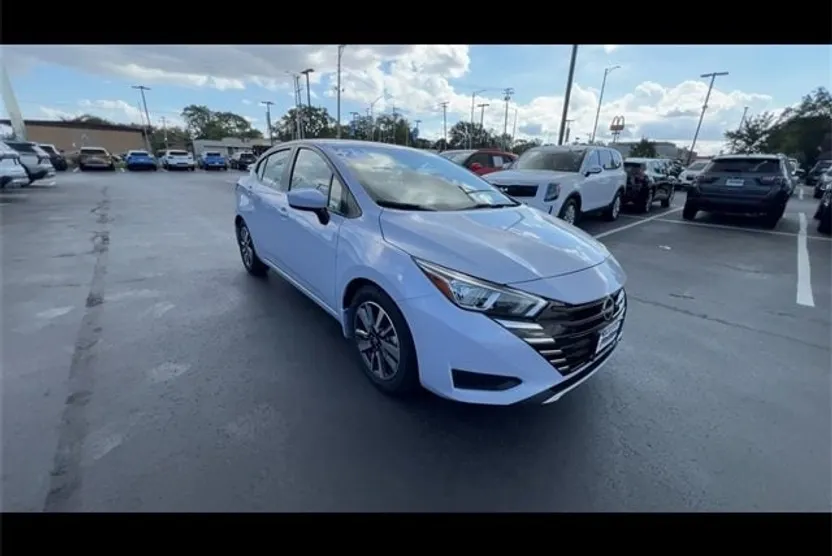 2023 Nissan Versa 1.6 SV photo 1