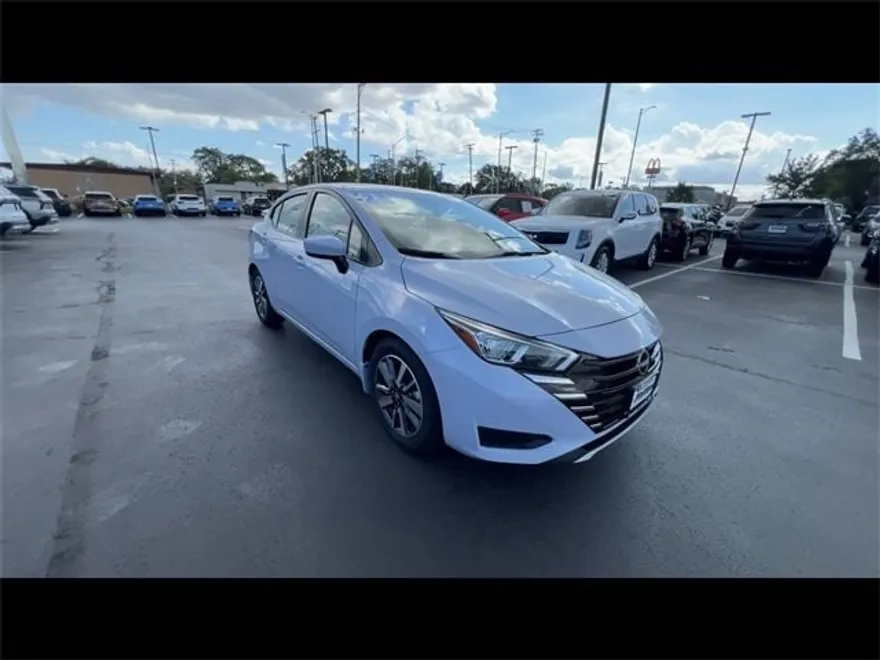 2023 Nissan Versa 1.6 SV photo 1