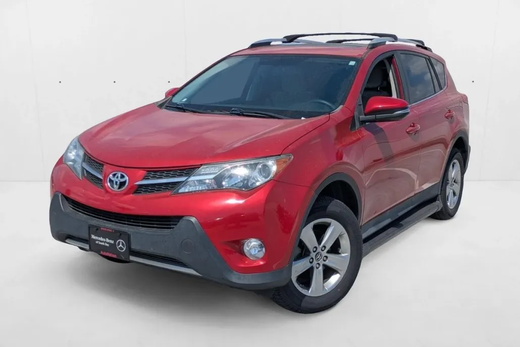 2015 Toyota RAV4 XLE photo 1