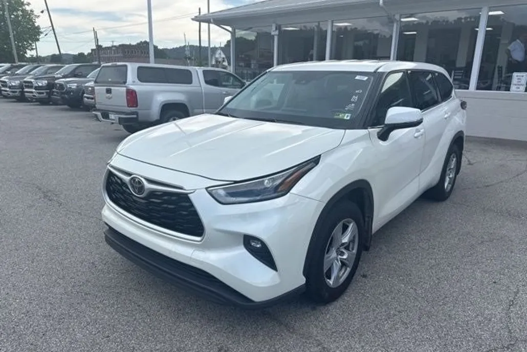 2021 Toyota Highlander LE photo 1
