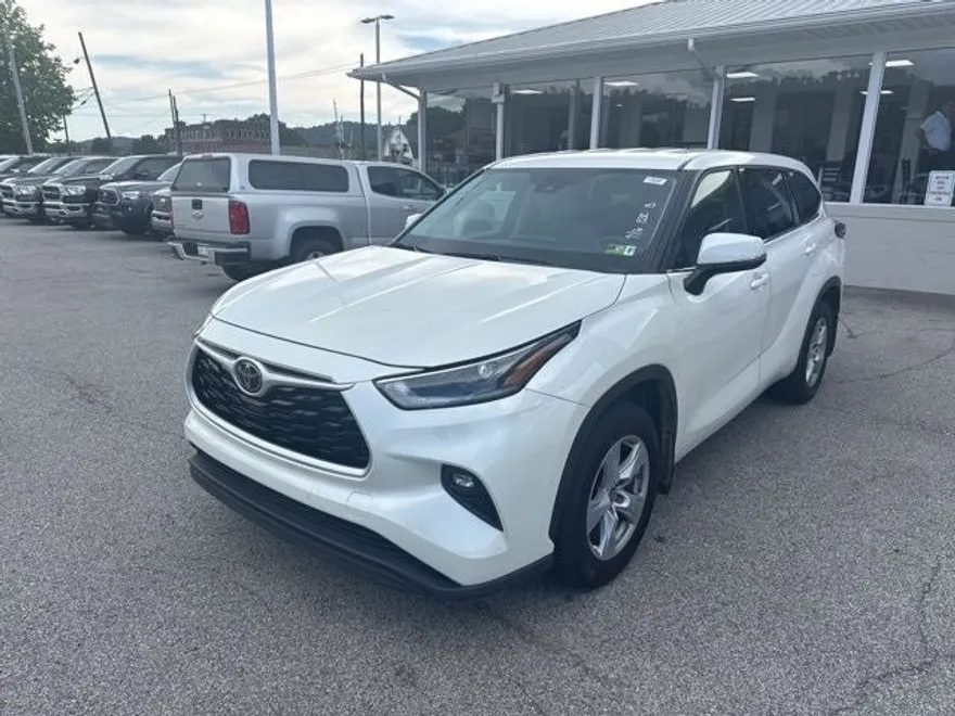 2021 Toyota Highlander LE photo 1