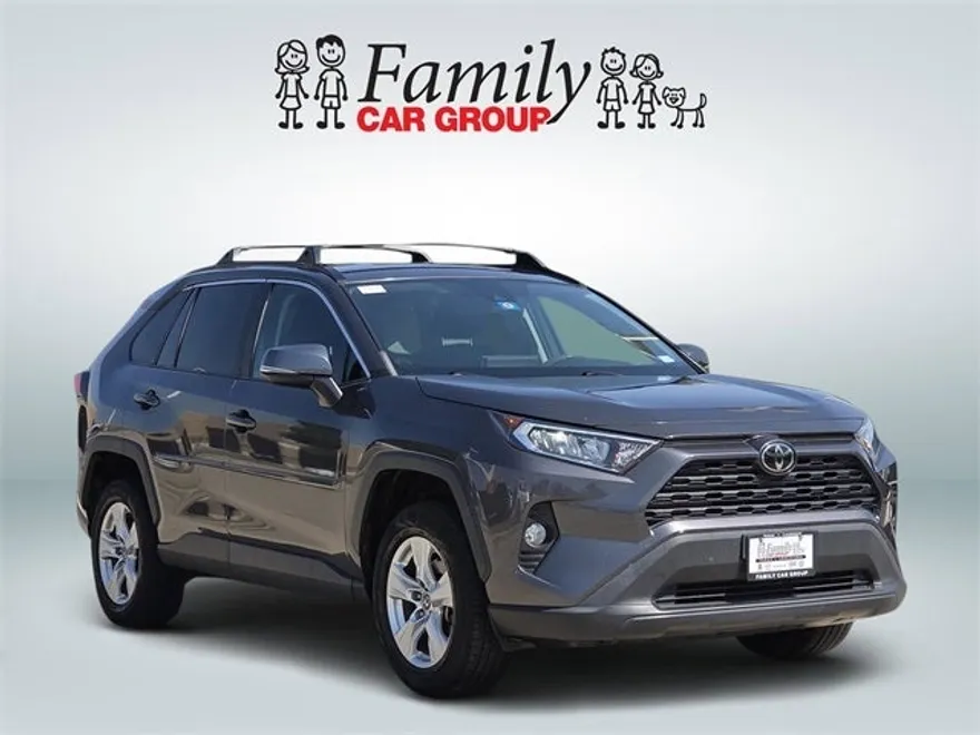 2020 Toyota RAV4 XLE photo 1