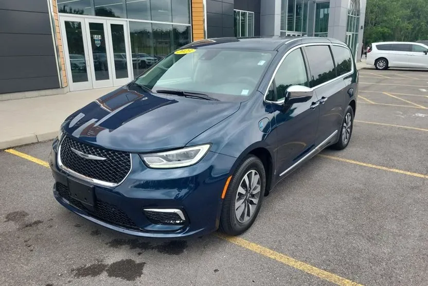 2023 Chrysler Pacifica Hybrid Limited photo 1