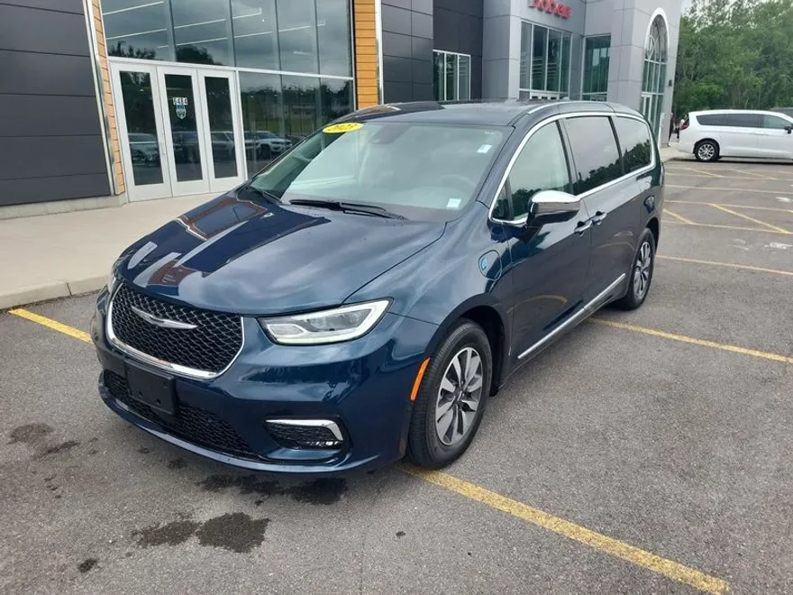 2023 Chrysler Pacifica Hybrid Limited photo 1