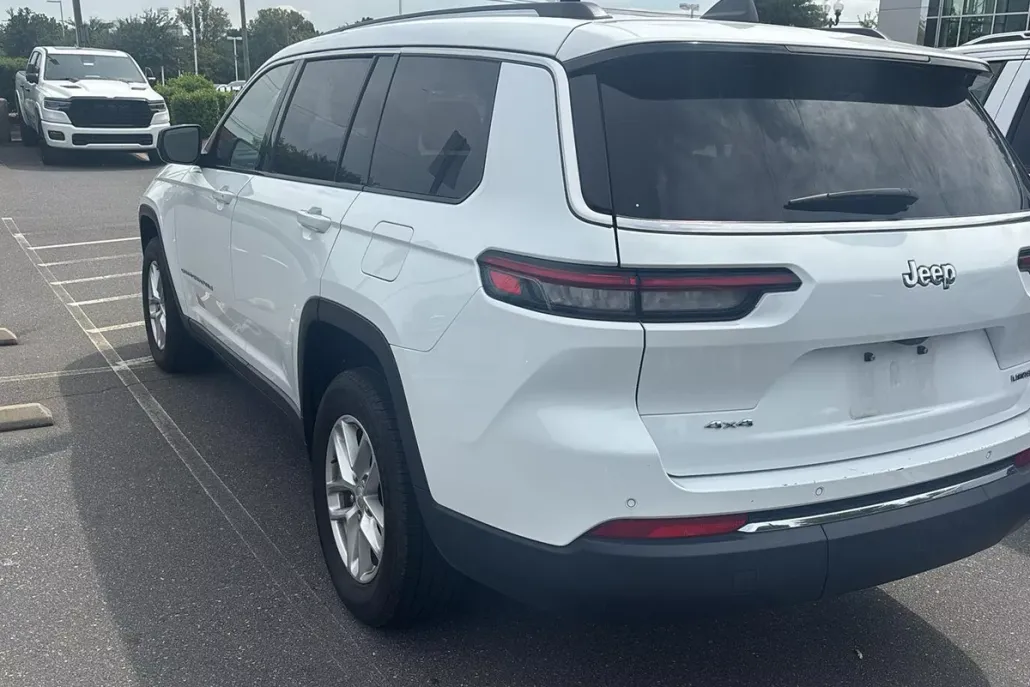 2023 Jeep Grand Cherokee Laredo photo 1