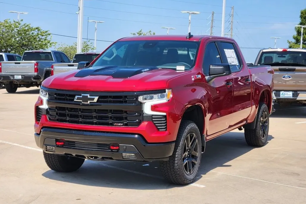 2025 Chevrolet Silverado Trail Boss LT photo 1