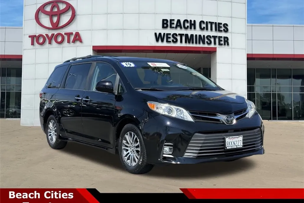 2019 Toyota Sienna XLE photo 1
