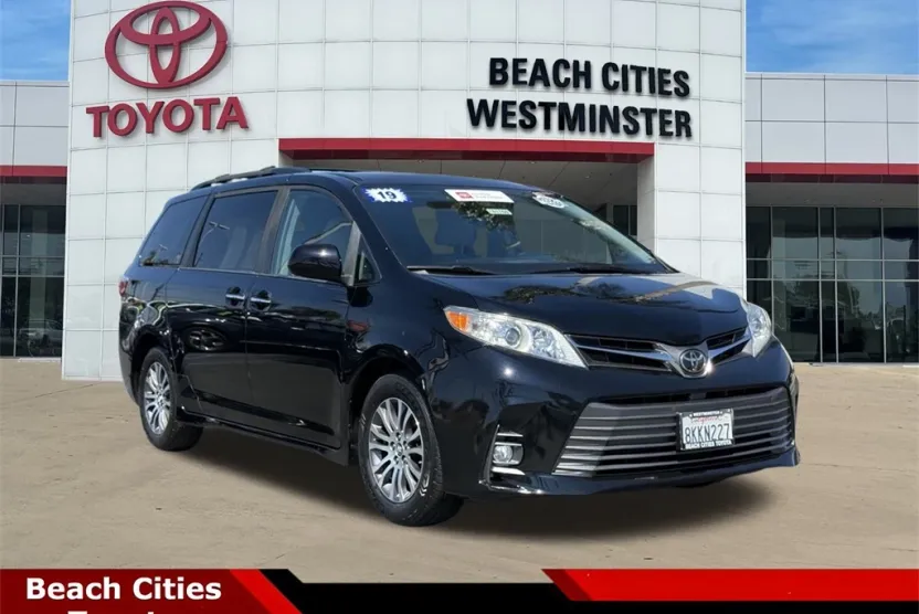 2019 Toyota Sienna XLE photo 1