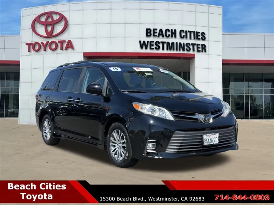 2019 Toyota Sienna XLE photo 1