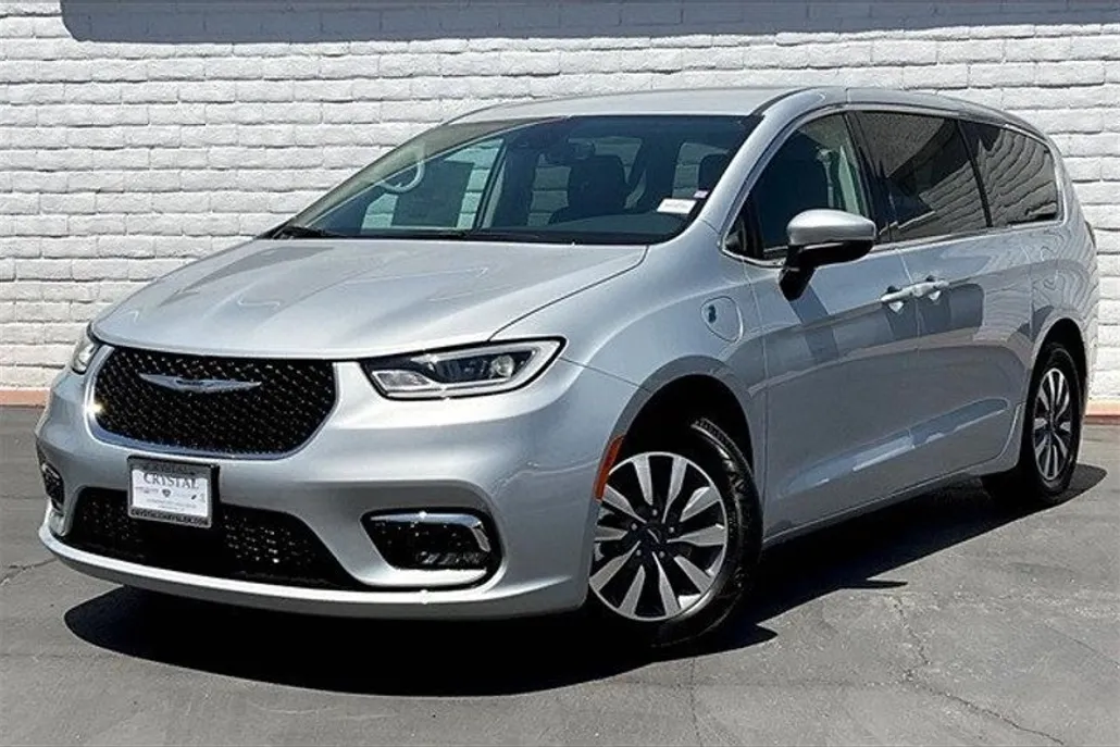 2023 Chrysler Pacifica Touring L photo 1