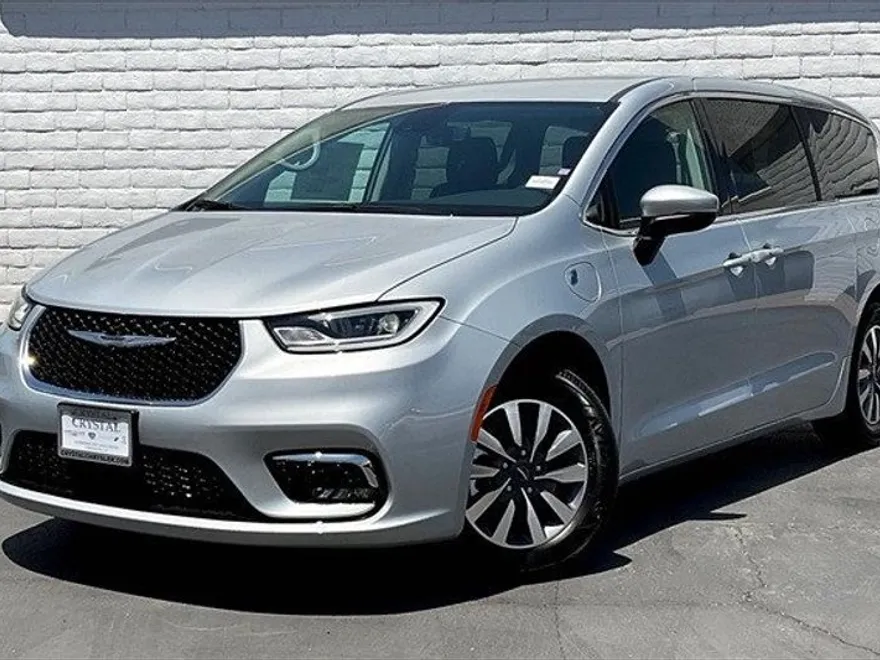 2023 Chrysler Pacifica Touring L photo 1
