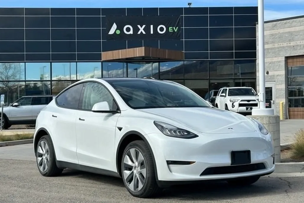 2023 Tesla Model Y Long Range photo 1