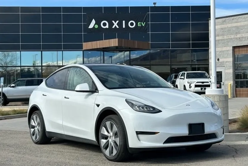 2023 Tesla Model Y Long Range photo 1