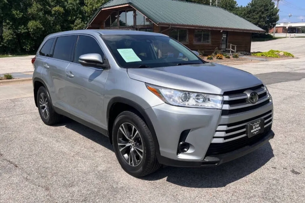 2019 Toyota Highlander LE photo 1