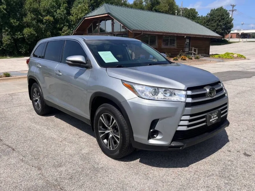 2019 Toyota Highlander LE photo 1