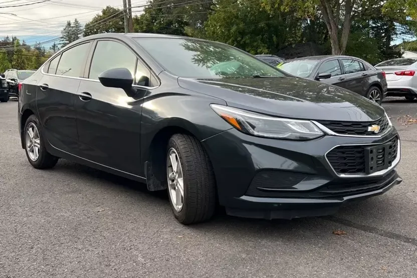 2017 Chevrolet Cruze LT photo 1