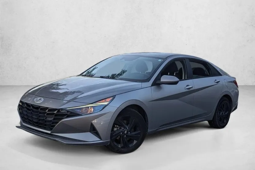 2023 Hyundai Elantra SEL photo 1