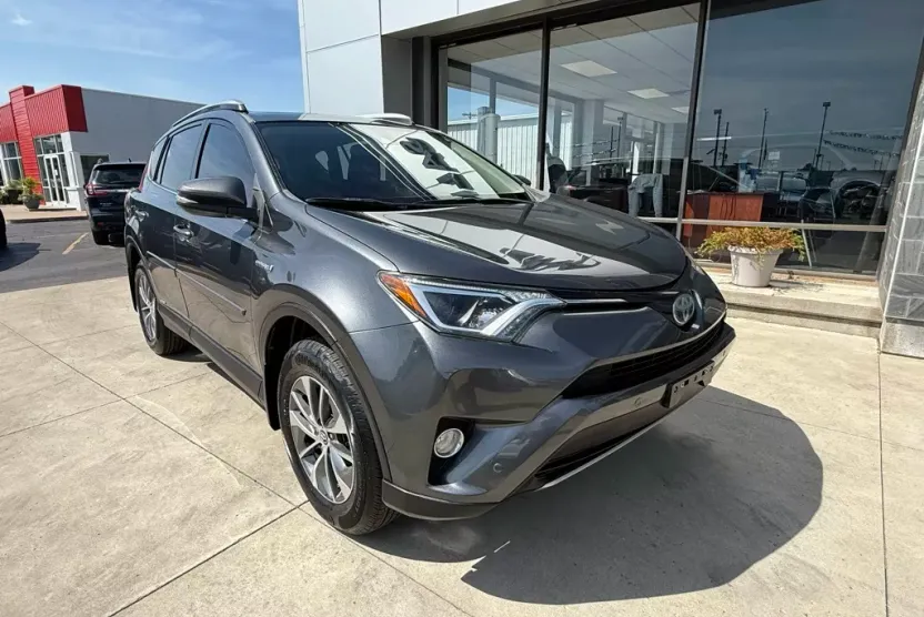 2017 Toyota RAV4 Hybrid XLE photo 1