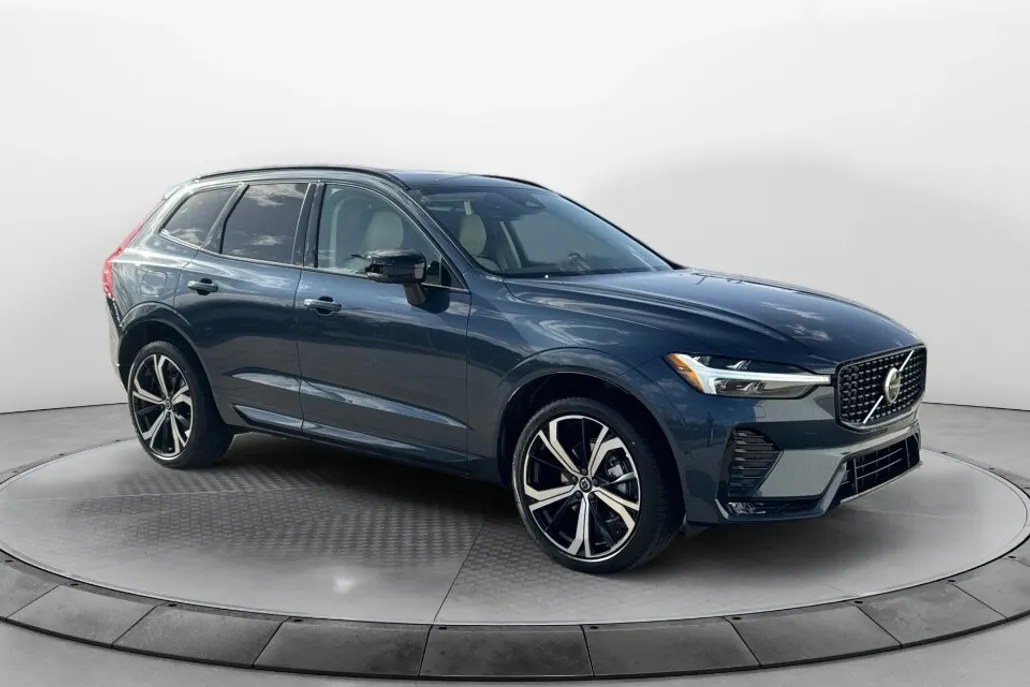 2025 Volvo XC60 B5 photo 1