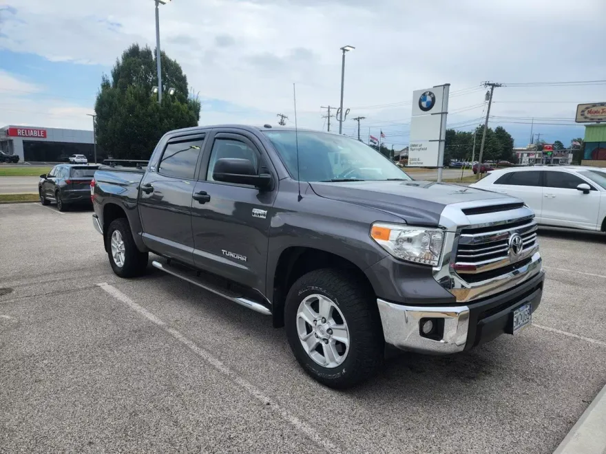 2017 Toyota Tundra SR5 photo 1