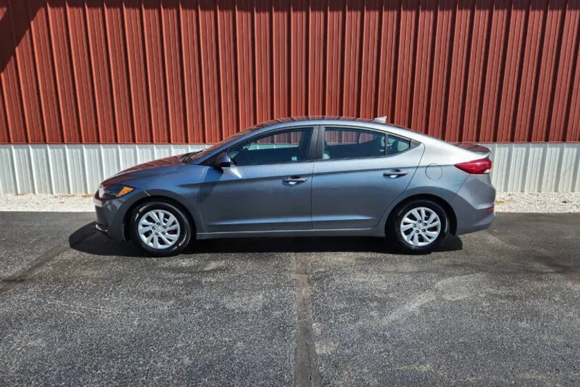 2017 Hyundai Elantra SE photo 1