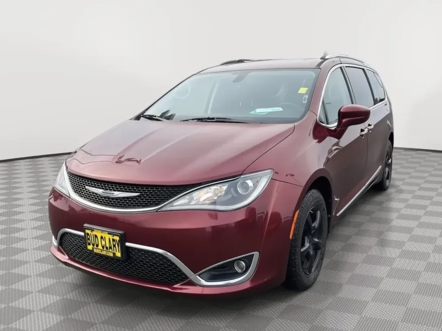 2017 Chrysler Pacifica Touring Plus photo 1