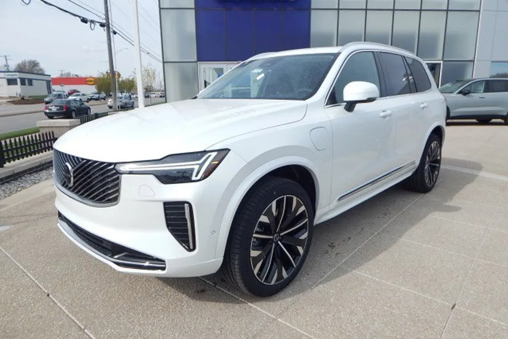 2025 Volvo XC90 T8 Plus photo 1