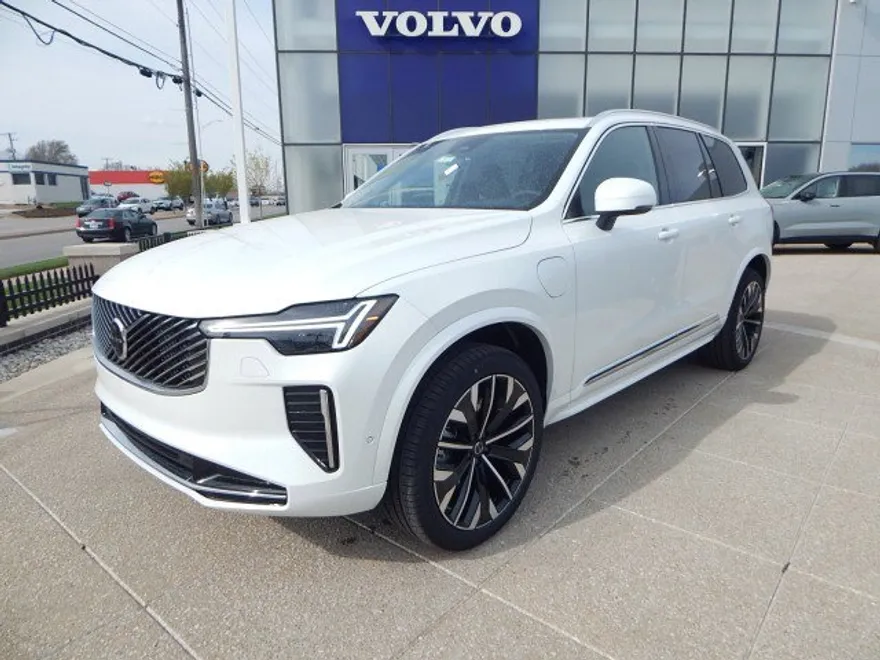 2025 Volvo XC90 T8 Plus photo 1