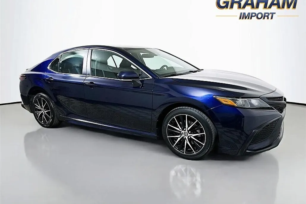 2022 Toyota Camry SE photo 1