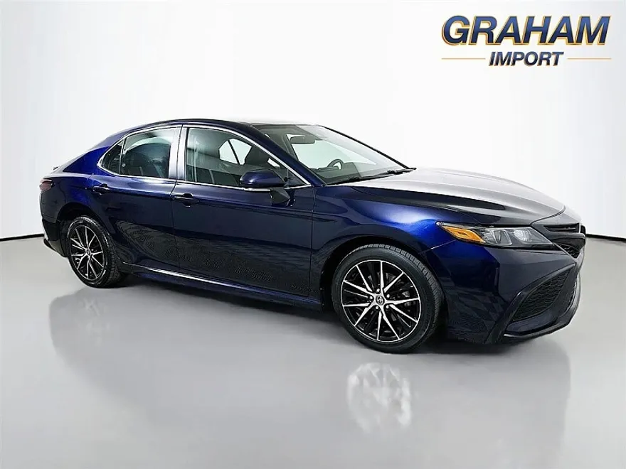 2022 Toyota Camry SE photo 1