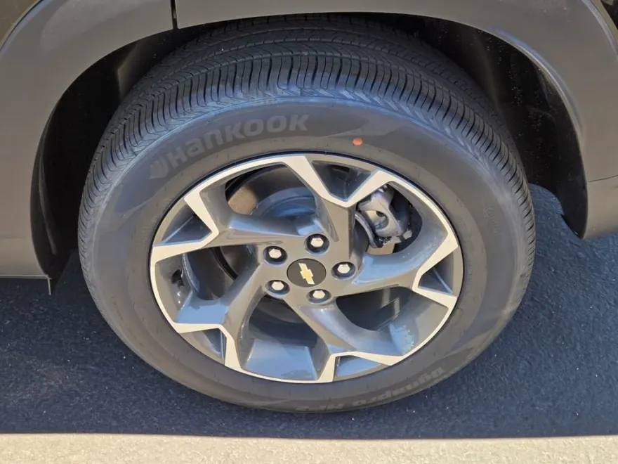 2025 Chevrolet Trax LT photo 1