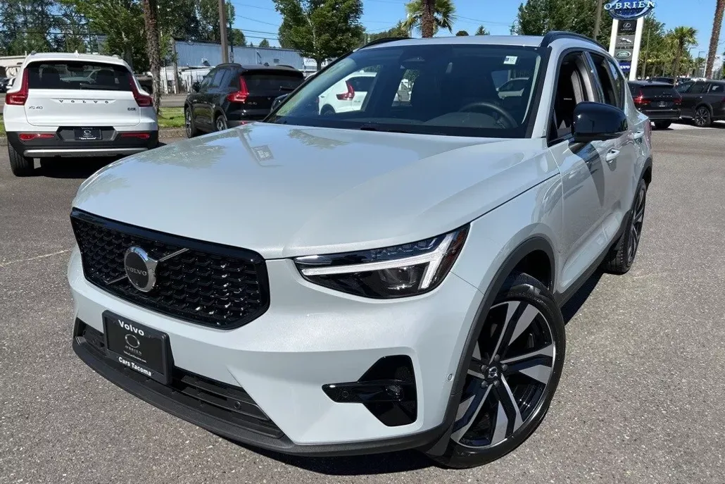 2025 Volvo XC40 photo 1