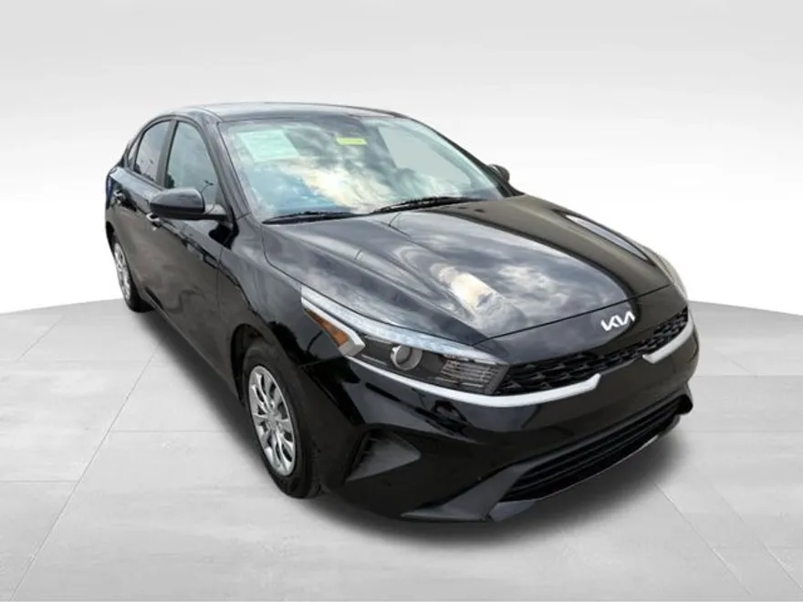 2023 Kia Forte LX photo 1