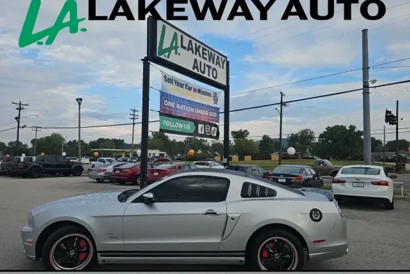 2013 Ford Mustang V6 Premium photo 1