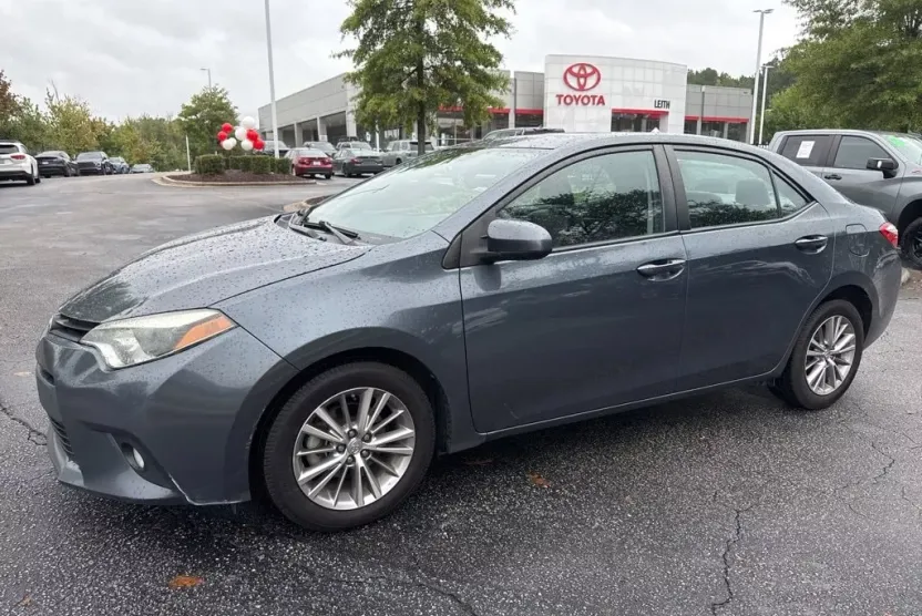 2014 Toyota Corolla LE photo 1