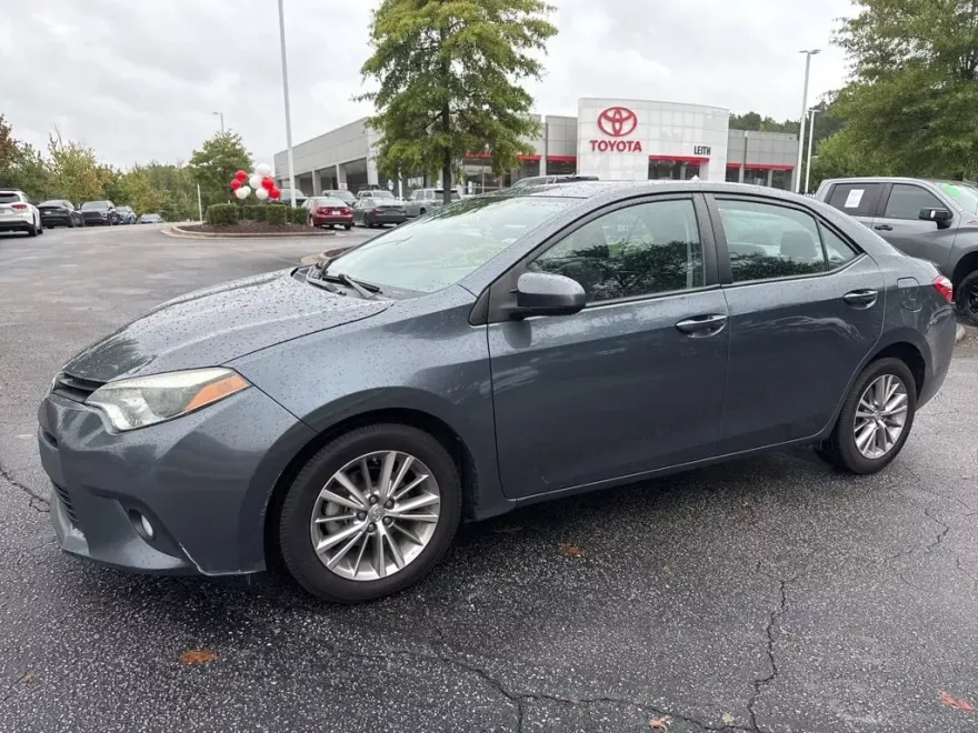 2014 Toyota Corolla LE photo 1