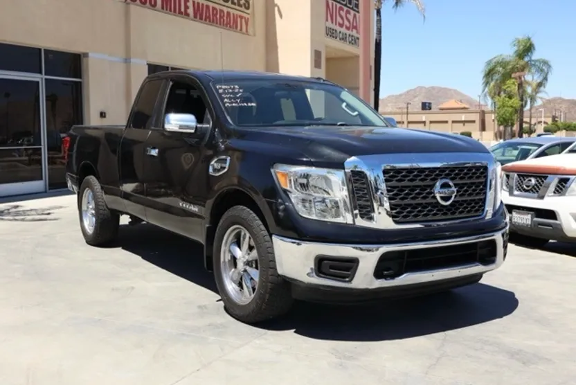 2017 Nissan Titan SV photo 1