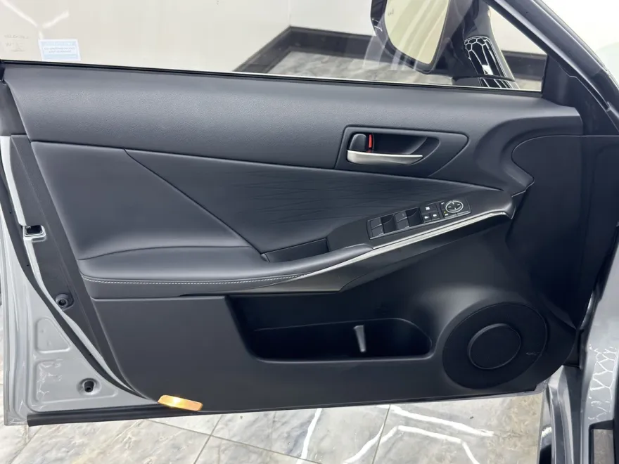 2022 Lexus IS 350 F SPORT photo 1